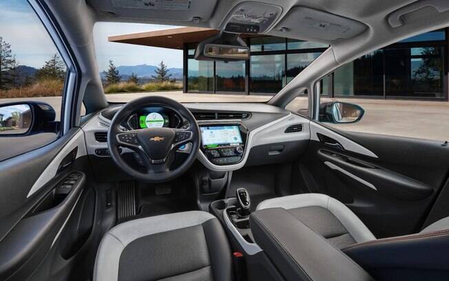Interior inclui ampla tela de central multimídia e cluster digital que dá uma série de informações sobre o carro