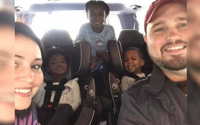 História de adoção: o casal norte-americano Paige e Daniel Zezulka adotou uma garota e seus dois irmãos 