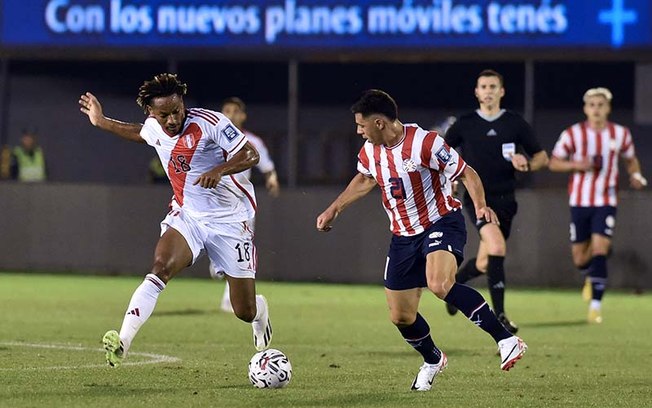 O peruano Carrillo (de branco) vai ao ataque e é marcado pelo paraguaio Riveros O peruano Carrillo (de branco) vai ao ataque e é marcado pelo paraguaio Riveros