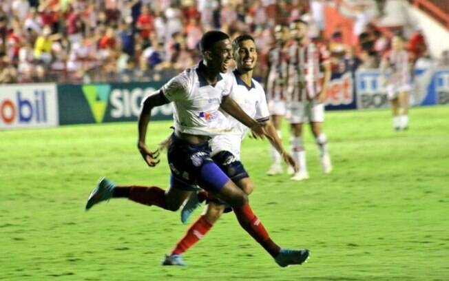 Em Náutico x Bahia, Douglas Borel faz gol e toma cartão vermelho em menos de 15 minutos
