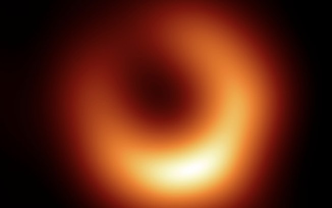Nova foto do buraco negro M87* revela mudança sutil em anel