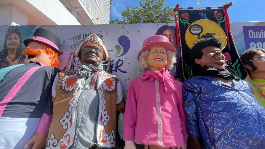 Tradicional encontro de bonecos gigantes em Olinda