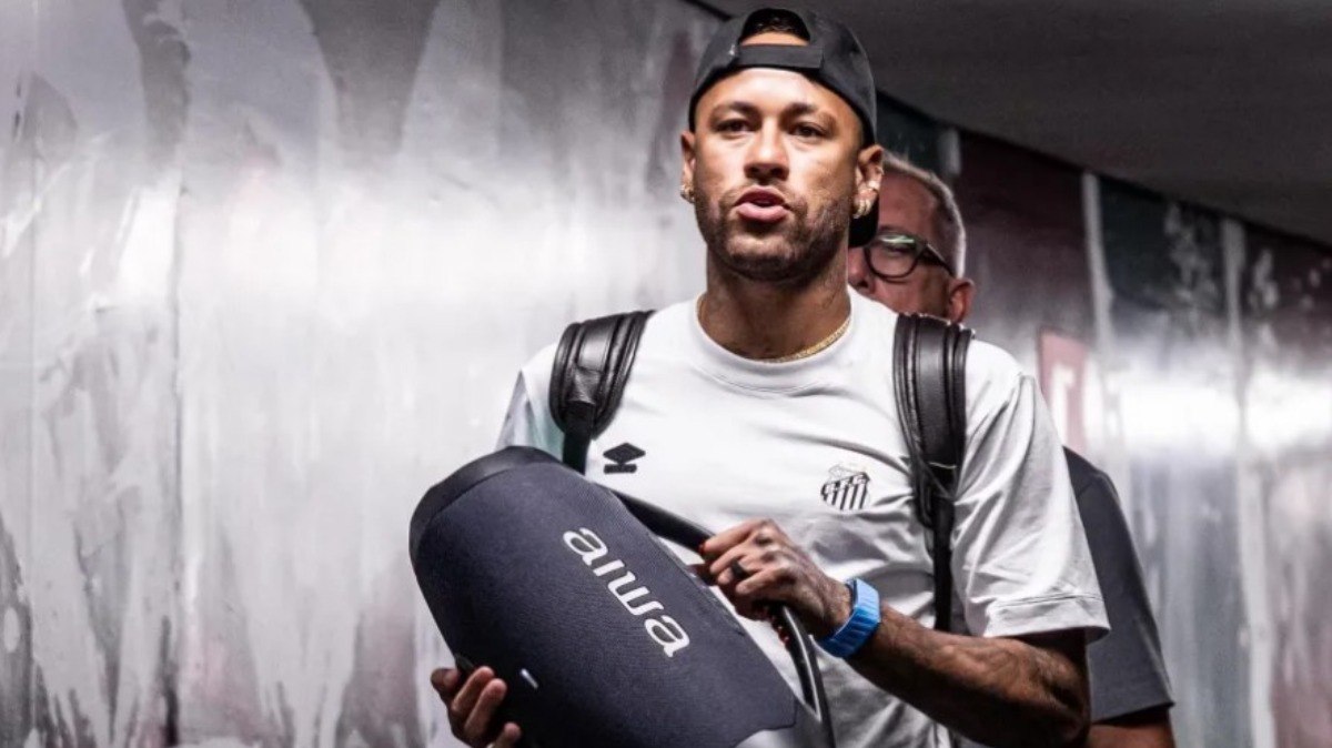 Caixa%20de%20som%20do%20Neymar%3A%20Aiwa%20Boombox%20Plus%20cai%20para%20R%24%201195