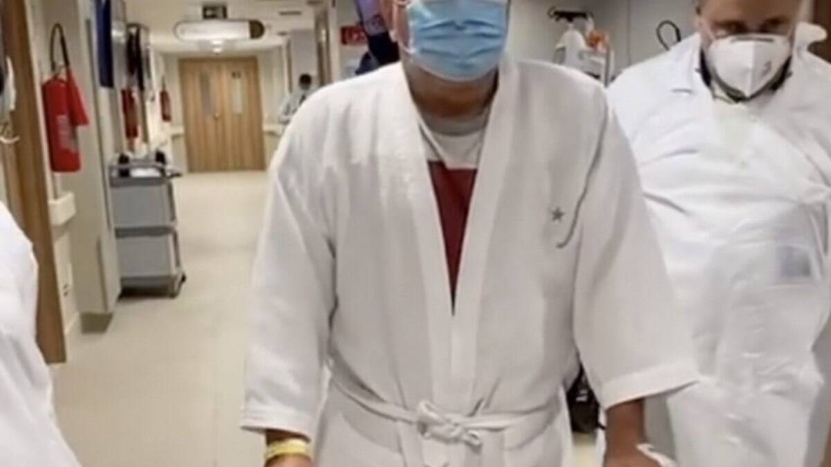 Zico publica vídeo dando primeiros passos após cirurgia no quadril: 'Está tudo correndo bem'