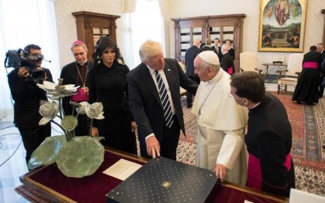 Papa  e Donald Trump, nesta quarta-feira (24), durante encontro em Roma antes do americano seguir viagem para Bruxelas