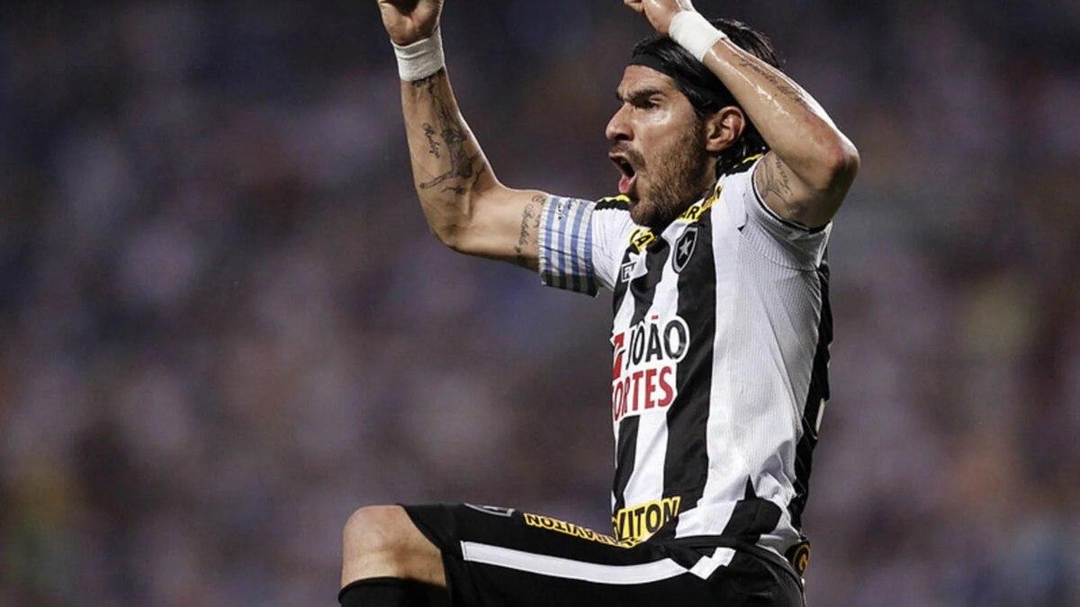 Loco Abreu, ídolo do Botafogo, completa 50 anos