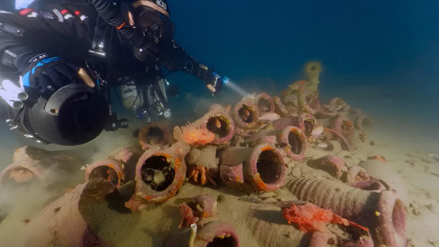 Centenas de ânforas encontradas em naufrágio Centenas de ânforas encontradas em naufrágio