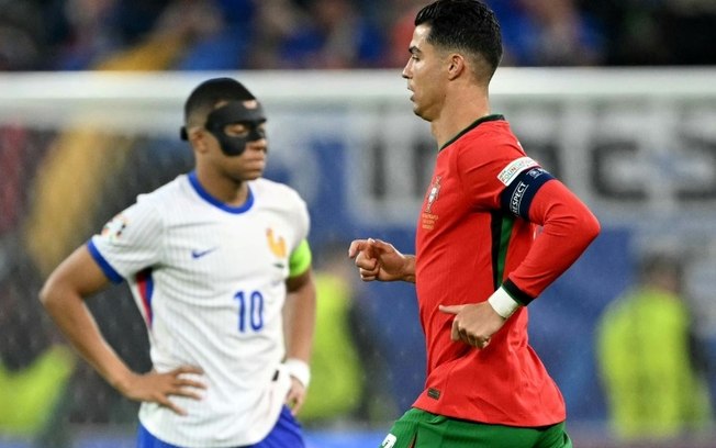 Kylian Mbappé (esq.) e Cristiano Ronaldo (dir.) durante o jogo vencido pela França nos pênaltis