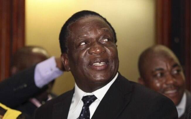 Antes, Emmerson Mnangagwa era o vice-presidente do Zimbábue até ser demitido no dia 6 de novembro por Mugabe