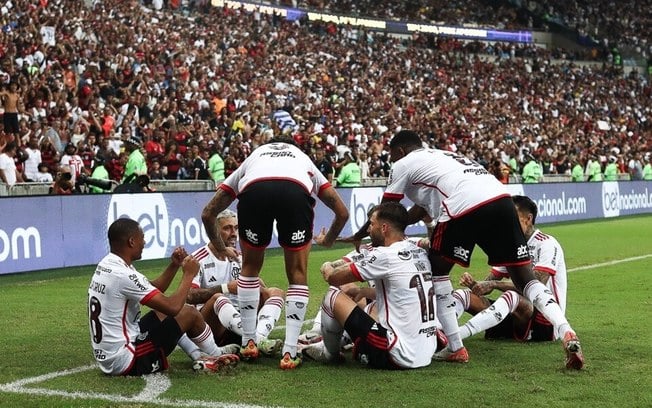 Flamengo sai atrás, vira o jogo e humilha o Vasco no Maracanã