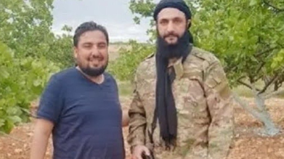 Foto recente de al-Jolani, antes de criar uma versão ocidental de si mesmo