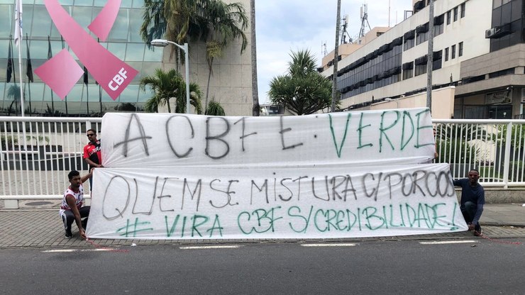 Flamenguistas protestam contra o Palmeiras: "CBF é verde"
