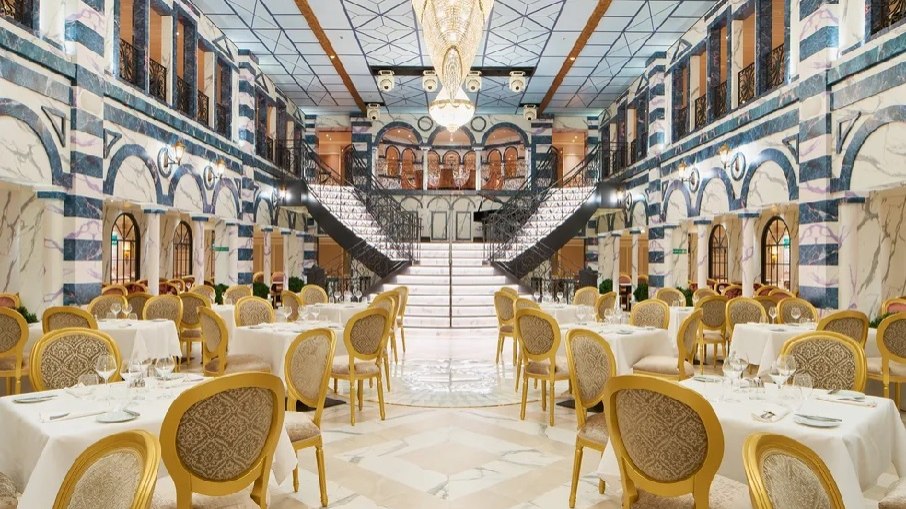 No navio Costa Firenze, Florença é a inspiração para a decoração de vários ambientes, como este restaurante.