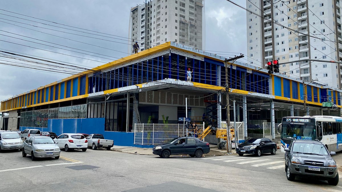 A nova loja conta com 7 mil metros quadrados de área construída, 27 checkouts e 200 vagas de estacionamento. O espaço também conta com uma pizzaria e área gourmet.