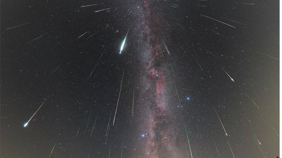 Chuva de meteoros Perseidas registrada sobre o Poloniny Dark Sky Park, na Eslováquia, em 2023