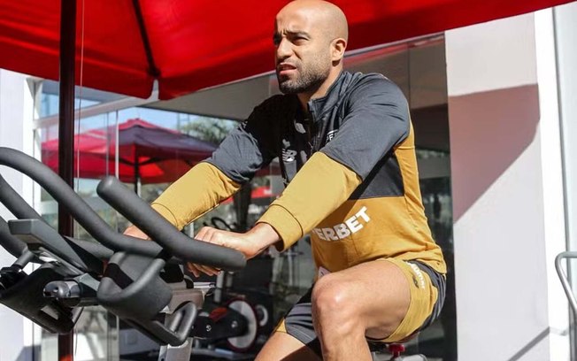Lucas está na fase final da recuperação e pode retornar dois meses antes do previsto Lucas está na fase final da recuperação e pode retornar dois meses antes do previsto