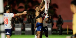 Jogador do vitória "rouba" e rasga camisa do Bahia durante o Bavi