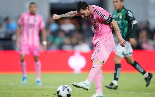 Messi em ação contra o Leon Messi em ação contra o Leon