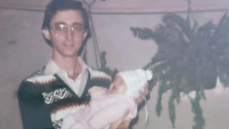 Cardeal Dom Sérgio da Rocha, com 21 anos, carrega a sobrinha Ana Cláudia Cardeal Dom Sérgio da Rocha, com 21 anos, carrega a sobrinha Ana Cláudia