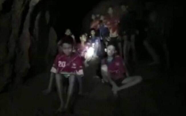Meninos tailandeses na caverna