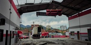 Ventania derruba telhado dos bombeiros no litoral de São Paulo