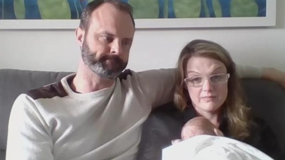 Chris e Cheri Phillips com o bebê Greyson