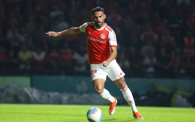 Thiago Maia com a camisa do Internacional