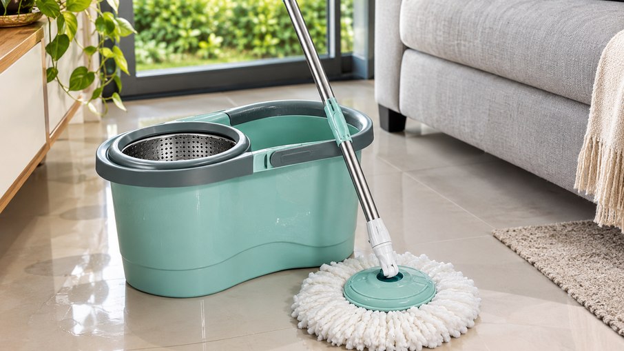 Mop giratório de 8 litros tem cesto de inox, cabo ajustável e refil de microfibra lavável para a limpeza de diferentes ambientes Mop giratório de 8 litros tem cesto de inox, cabo ajustável e refil de microfibra lavável para a limpeza de diferentes ambientes