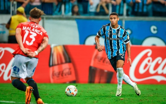 Gustavo apresentou bom rendimento em pouco meses no profissional do Grêmio e rapidamente ganhou espaço