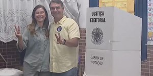 Flávio Bolsonaro vota no Rio acompanhado da esposa
