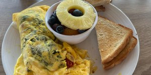 Café da manhã reforçado pode ajudar a vencer jet lag, diz estudo