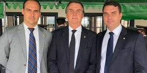 Filhos de Bolsonaro reagem à operação da PF