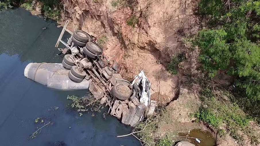 Caminhão carregado com concreto capota e cai em ribanceira na Rodovia Adhemar de Barros, em Campinas Caminhão carregado com concreto capota e cai em ribanceira na Rodovia Adhemar de Barros, em Campinas