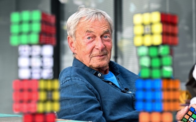 O inventor húngaro Erno Rubik  durante uma entrevista à AFP em Budapeste, em 29 de abril de 2024