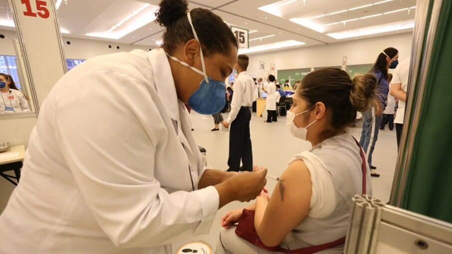 Funcionários do Hospital das Clínicas sendo vacinados contra a Covid-19