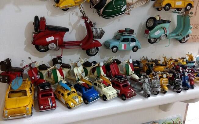 Brinquedos com os carros e ciclomotores mais icônicos da Itália são vistos em várias lojas pelo país