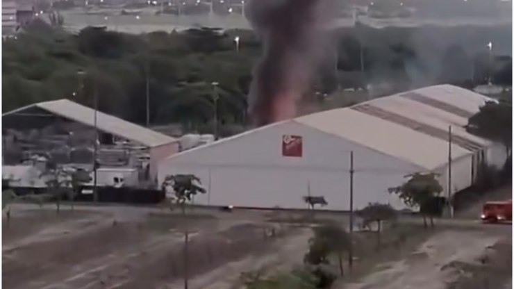 Incêndio atinge galpão no Riocentro e mobiliza bombeiros
