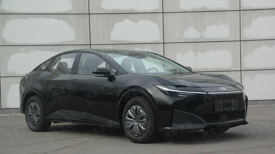 Na China, a Toyota oferece o bz3, desenvolvido em conjunto com a BYD