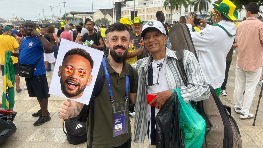 Salobynho da Bahia soltou a voz na Praça Mauá com músicas em apoio à Neymar e seleção