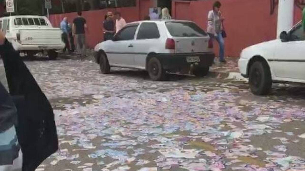 Eleitor denunciava a quantidade de santinhos nas ruas, prática ilegal nas eleições 2018, quando flagrou o acidente Eleitor denunciava a quantidade de santinhos nas ruas, prática ilegal nas eleições 2018, quando flagrou o acidente