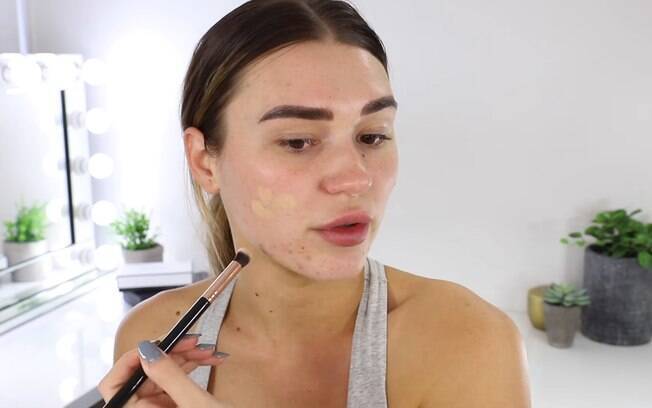 Atriz ensina tutorial perfeito para disfarçar acne com ajuda de