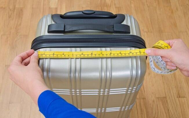 Usar uma fita métrica para medir a bagagem de mão é uma das alternativas disponíveis