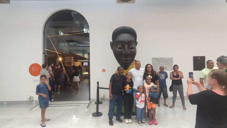 Fãs visitam o Museu Pelé um dia após a morte do Rei