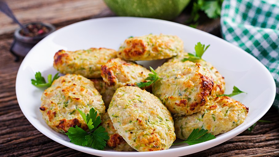 Bolinhos de legumes com queijo feitos na airfryer