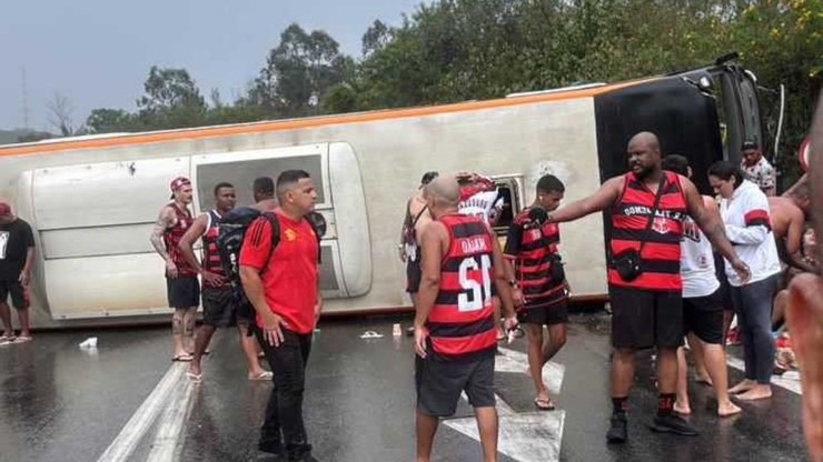 Ônibus de torcida do Flamengo tomba e fecha a Dutra; 16 se ferem