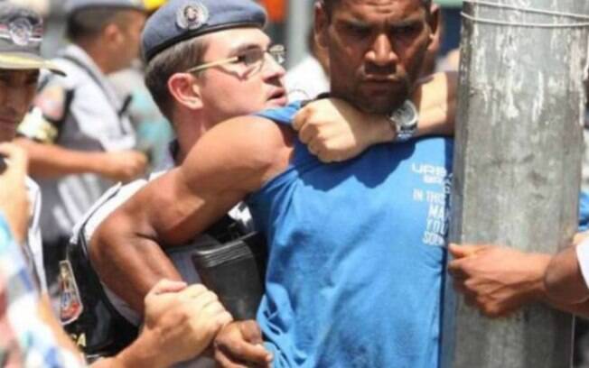 A ação na Cracolândia provocou correria e alguns usuários de drogas regiram lançando pedras contra os policiais