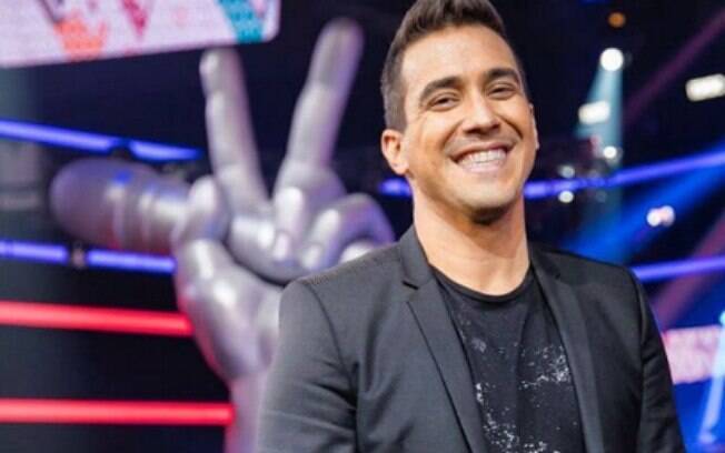 André Marques comete gafes ao apresentar 'The Voice Kids' ao vivo neste domingo (11)