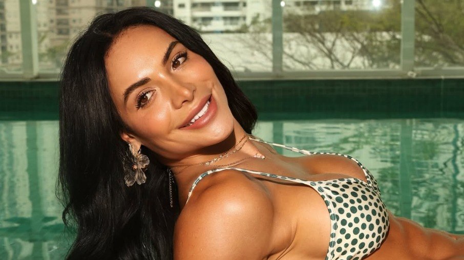 Aline Mineiro exibe abdômen trincado em dia de piscina e recebe elogios