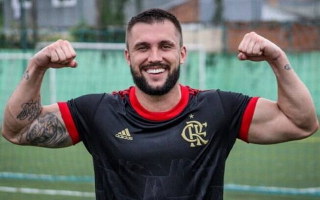Ex-BBB, Arthur Picoli estreia com gol e vitória no Fut7 do Flamengo