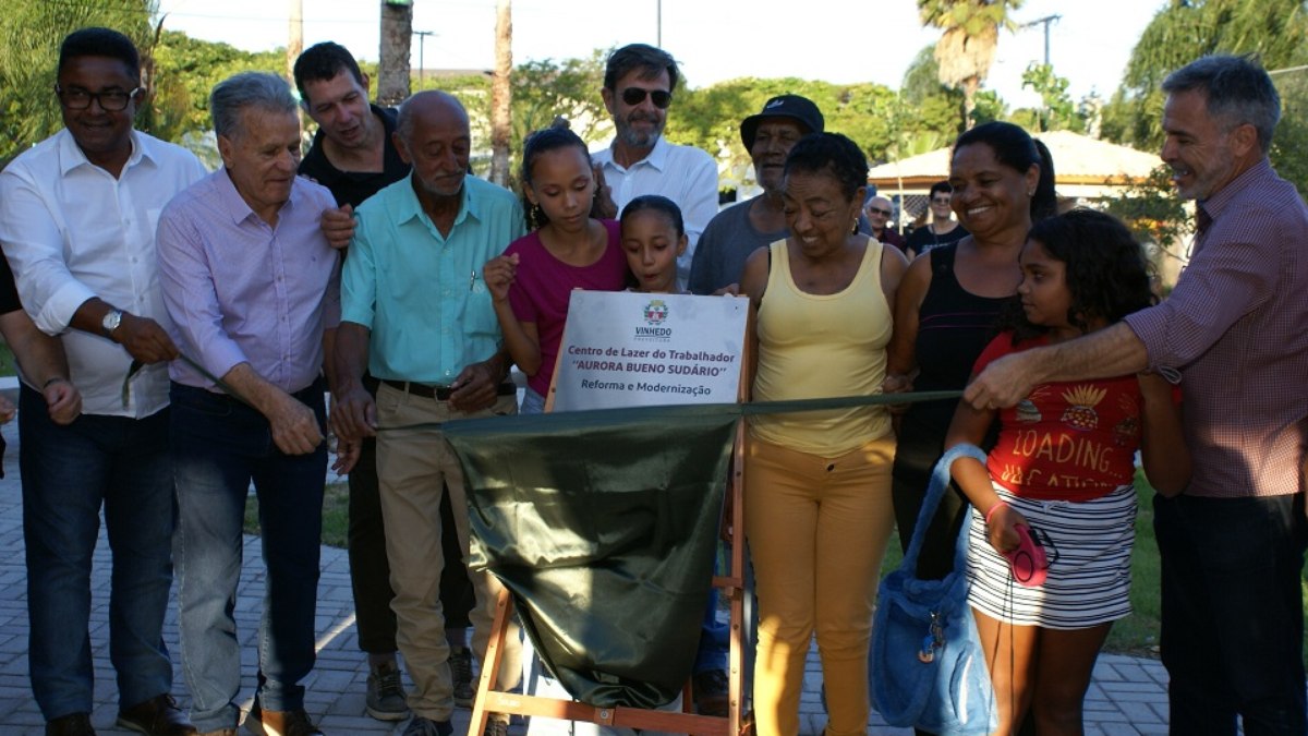 Familiares de Dona Aurora participam do descerramento da placa durante reinauguração da Praça Aurora Sudário, na Capela